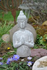 Buddhafigur,betend,grauer Steinguss,30cm 