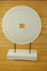 Designobjekt,dekorative Holzscheibe auf Fuss,46cm hoch weiß