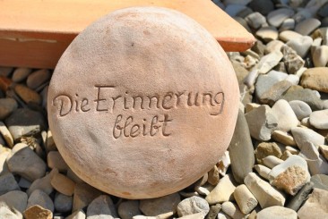 Stein aus brauner Terracotta mit Beschriftung Die Erinnerung bleibt