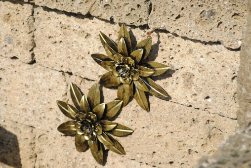 Blüten aus Metall,goldfarben,mit Aufhänger,Wanddekoration,2er Set,Ø 22cm 